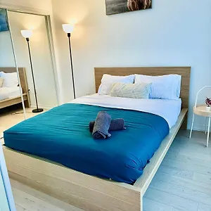 Elegant Near Eaton Centre Mall Toronto